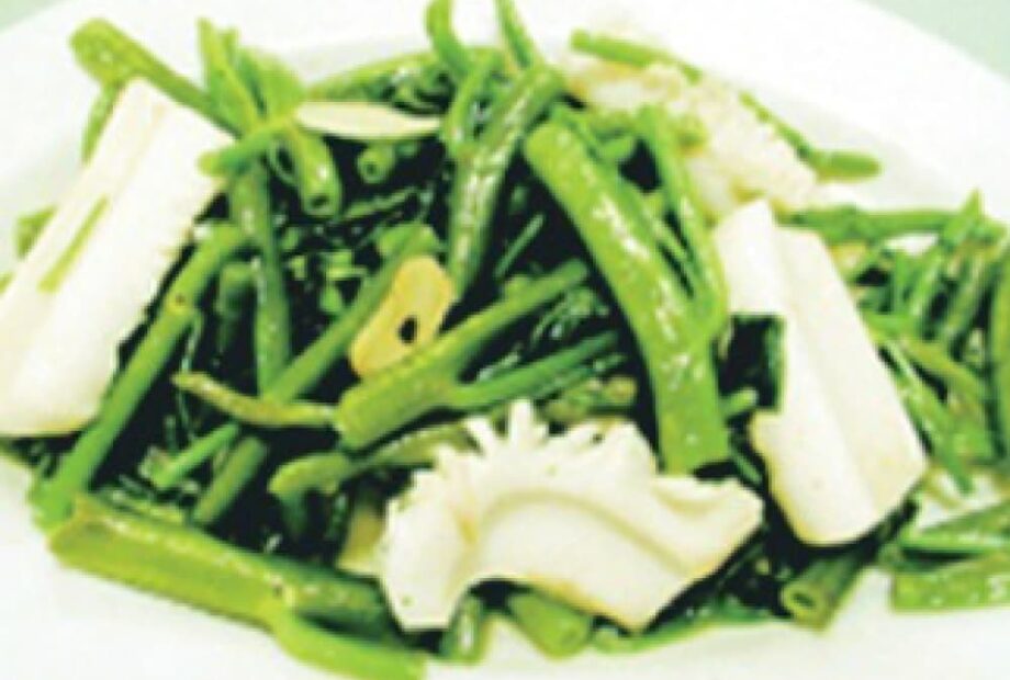 イカと空芯菜の炒め物