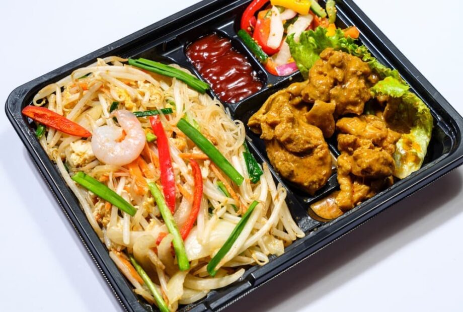 焼きビーフンのカレーチキン添え弁当